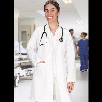 Mulher médica com bata branca e estetoscópio em hospital