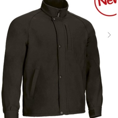 Casaco preto com gola alta e fecho central