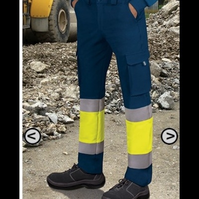 Calças de trabalho azuis com faixas reflexivas usadas em ambiente de construção