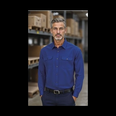 Homem em armazém vestindo camisa azul escura com bolsos