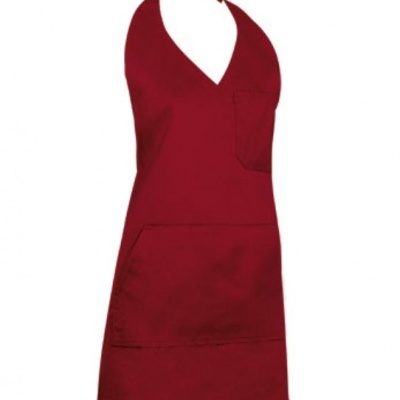 Avental bordô com dois bolsos e alça ajustável num fundo branco