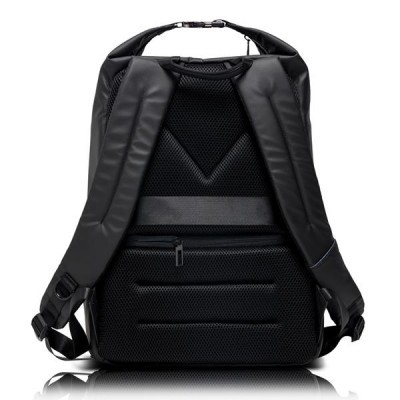 Mochila preta com alças almofadadas e zíper na parte de trás