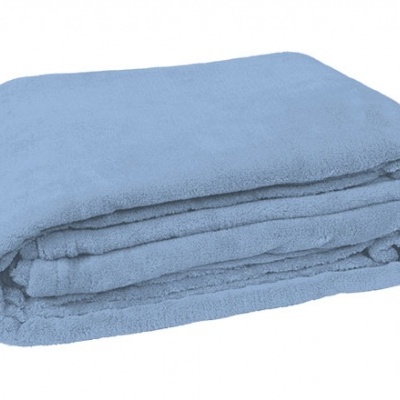 Manta azul clara felpuda dobrada