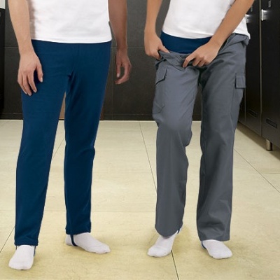 Dois homens com calças compridas azul escura e cinzenta junto de cacifos num balneário