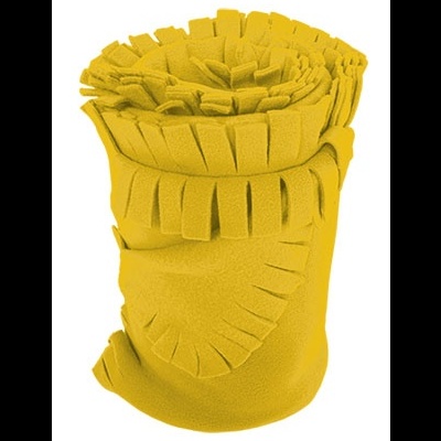 Cobertor amarelo enrolado com franja e textura aveludada
