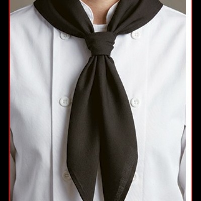 Gola preta amarrada no pescoço de pessoa com uniforme branco