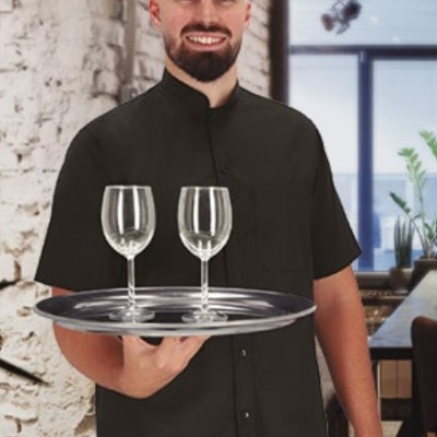 Homem com camisa preta segurando tabuleiro com duas taças de vinho