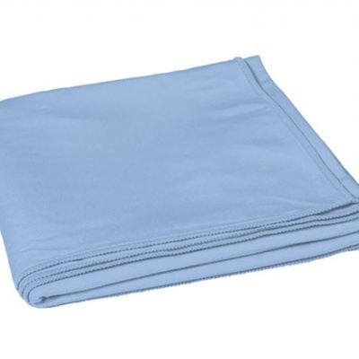 tecido azul claro dobrado com bordas costuradas