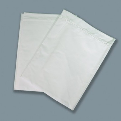 Dois sacos plásticos brancos tipo envelope sobre fundo cinza