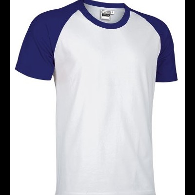 T-shirt branca com mangas azuis e gola azul