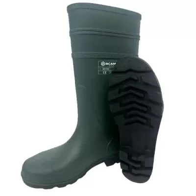 Botas de borracha verdes com sola preta antiderrapante e etiqueta BCAM 3010 CE