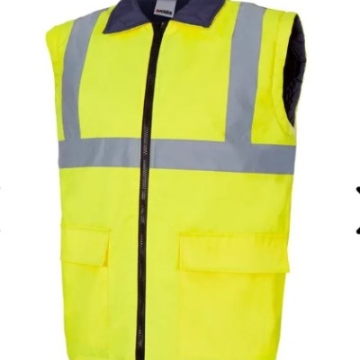 Colete amarelo fluorescente com faixas refletoras e bolsos