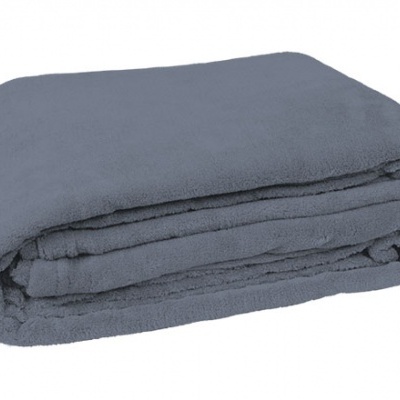 Cobertor azul-acinzentado dobrado com textura felpuda