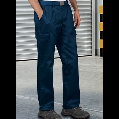 Calças de trabalho azuis com bolsos laterais e sapatos de segurança em ambiente industrial