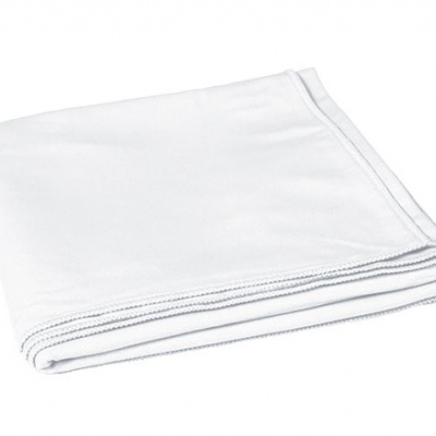 Lençol ou toalha branca dobrada com costuras visíveis