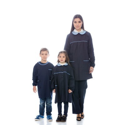 Três pessoas com batas escolares azul-escuro e gola branca em fundo branco.