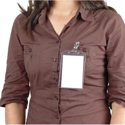 Crachá transparente com clip metálico numa camisa castanha