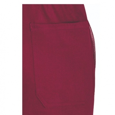 Bolso vermelho em tecido com costuras visíveis