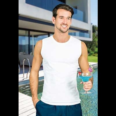 Homem com camisola regata branca a segurar cocktail azul junto a piscina