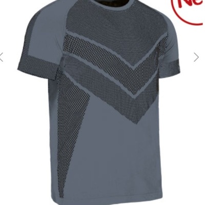 T-shirt cinza com padrão preto em V e mangas curtas