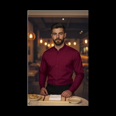 Homem de camisa vinho de manga comprida com gola mandarim em interior iluminado