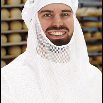 Homem com roupa protetora branca e rede de malha