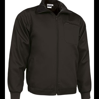 Casaco masculino preto com fecho de correr e bolso no peito