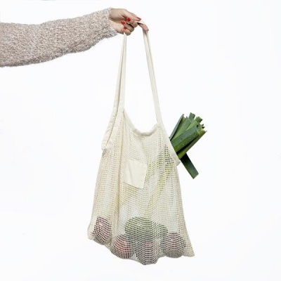 Saco de rede branco com legumes