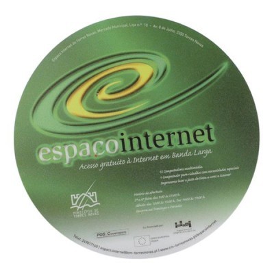 CD verde com texto Espaço Internet e detalhes de acesso gratuito à internet em banda larga