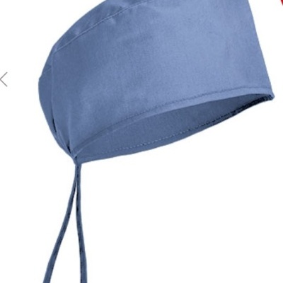 Touca de tecido azul claro com tiras para amarrar