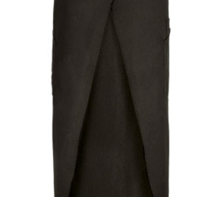 Saia preta de comprimento médio com abertura frontal