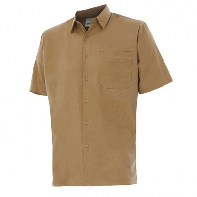 Camisa de homem bege castanha, manga curta, botão à frente, bolso no peito.