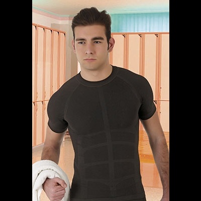 Homem com t-shirt preta de tecido elástico segurando toalha branca em vestiário.