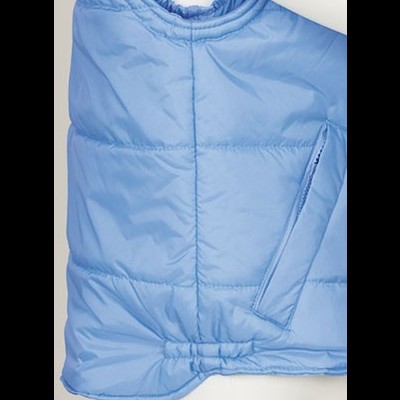 Parte de casaco acolchoado azul claro com bolso lateral fechado por fecho