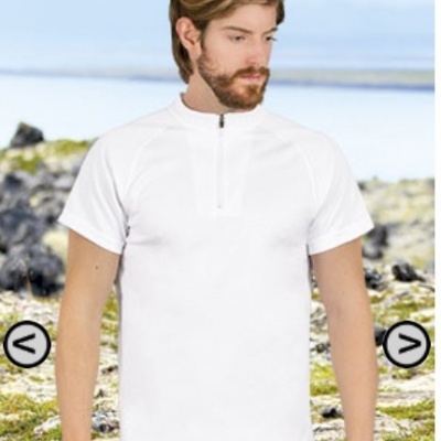 Homem com camisola branca de manga curta com fecho, cenário natural