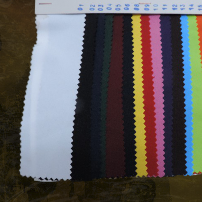 Amostra de tecidos coloridos com bordas em ziguezague e cartela numerada