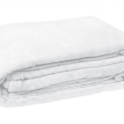 Manta branca felpuda dobrada