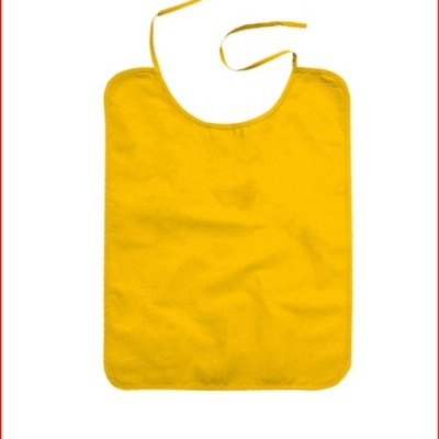Babete amarelo de tecido com cordão em fundo branco