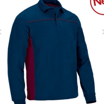 Polo de manga comprida azul escuro com detalhes vermelhos