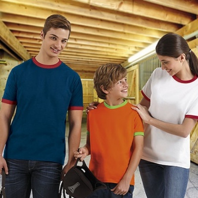 Três pessoas com t-shirts de cores sólidas em espaço interior de construção com madeira exposta