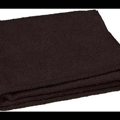 Toalha preta de tecido felpudo dobrada em fundo branco