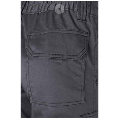 Calças cinzentas com bolso traseiro e botão