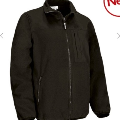 Casaco preto com fecho de correr e bolsos, tecido fleece