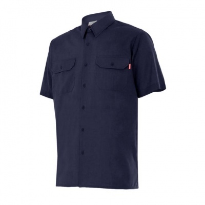 Camisa azul de manga curta com bolsos no peito e botões na frente