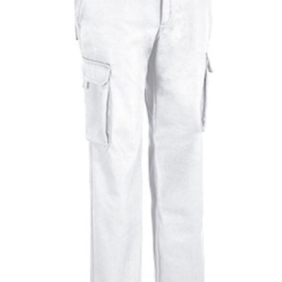 Calças cargo brancas com bolsos laterais e fecho de botão