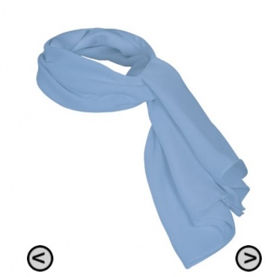 Cachecol azul claro liso com fundo branco e setas pretas