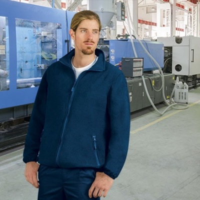 Homem com casaco azul escuro em fábrica industrial