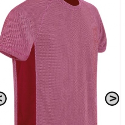 T-shirt desportiva rosa com painéis laterais vermelhos