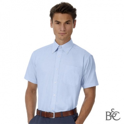 Camisa masculina azul claro de manga curta com bolso no peito