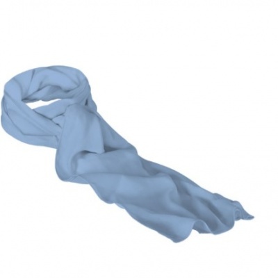 Lenço azul claro dobrado sobre fundo branco